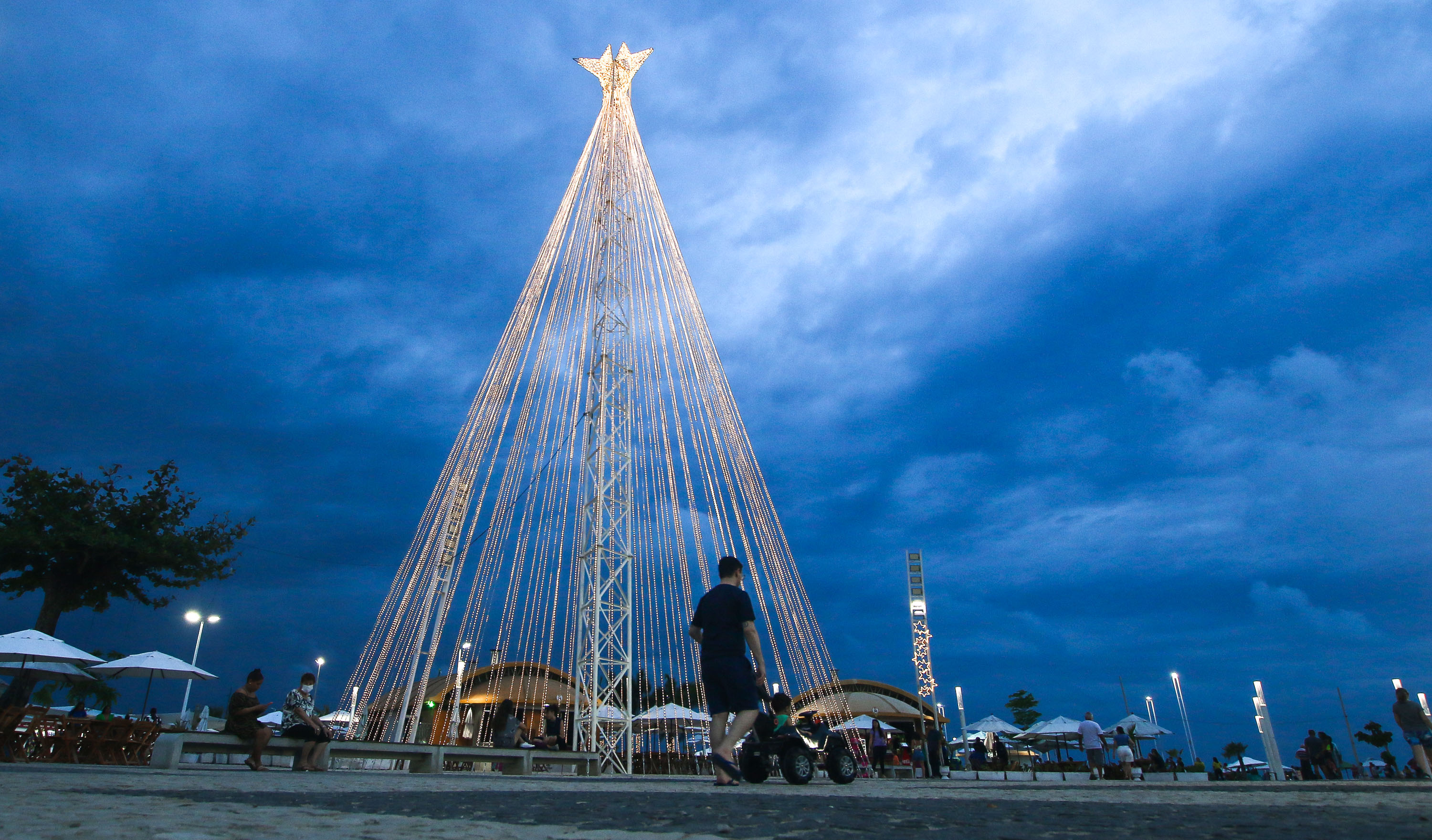 Árvore natal no calçadão da av. beira-mar